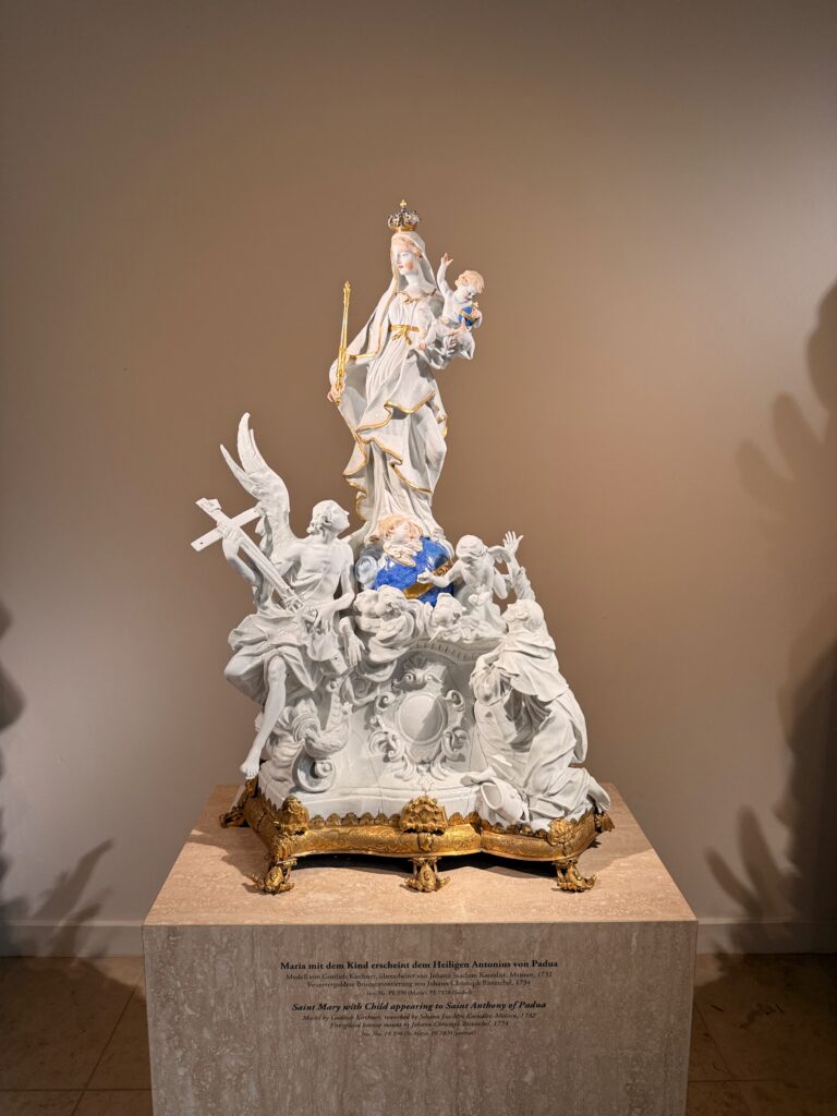 Die weiße Figur "Maria mit dem Kind".
